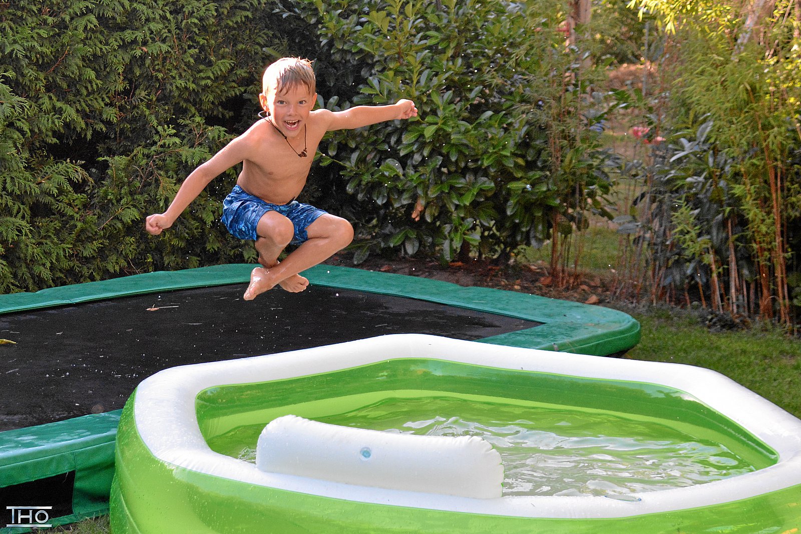 Springen ins Pool
